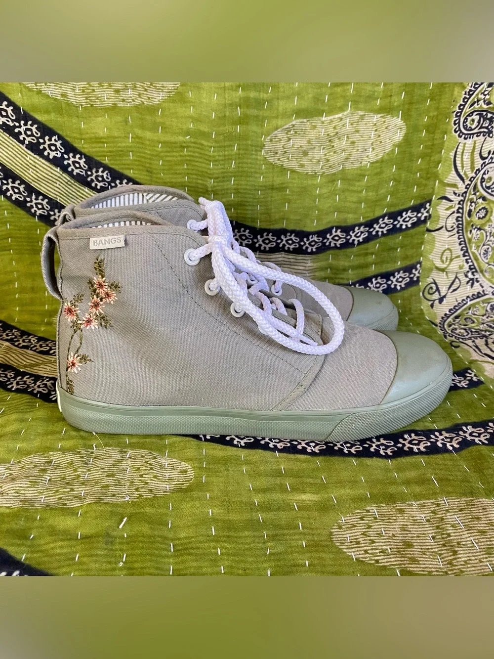 Bangs Sage Canvas Floral Bmbroidered Goblincore Cottage High Top Sneakers Size 9